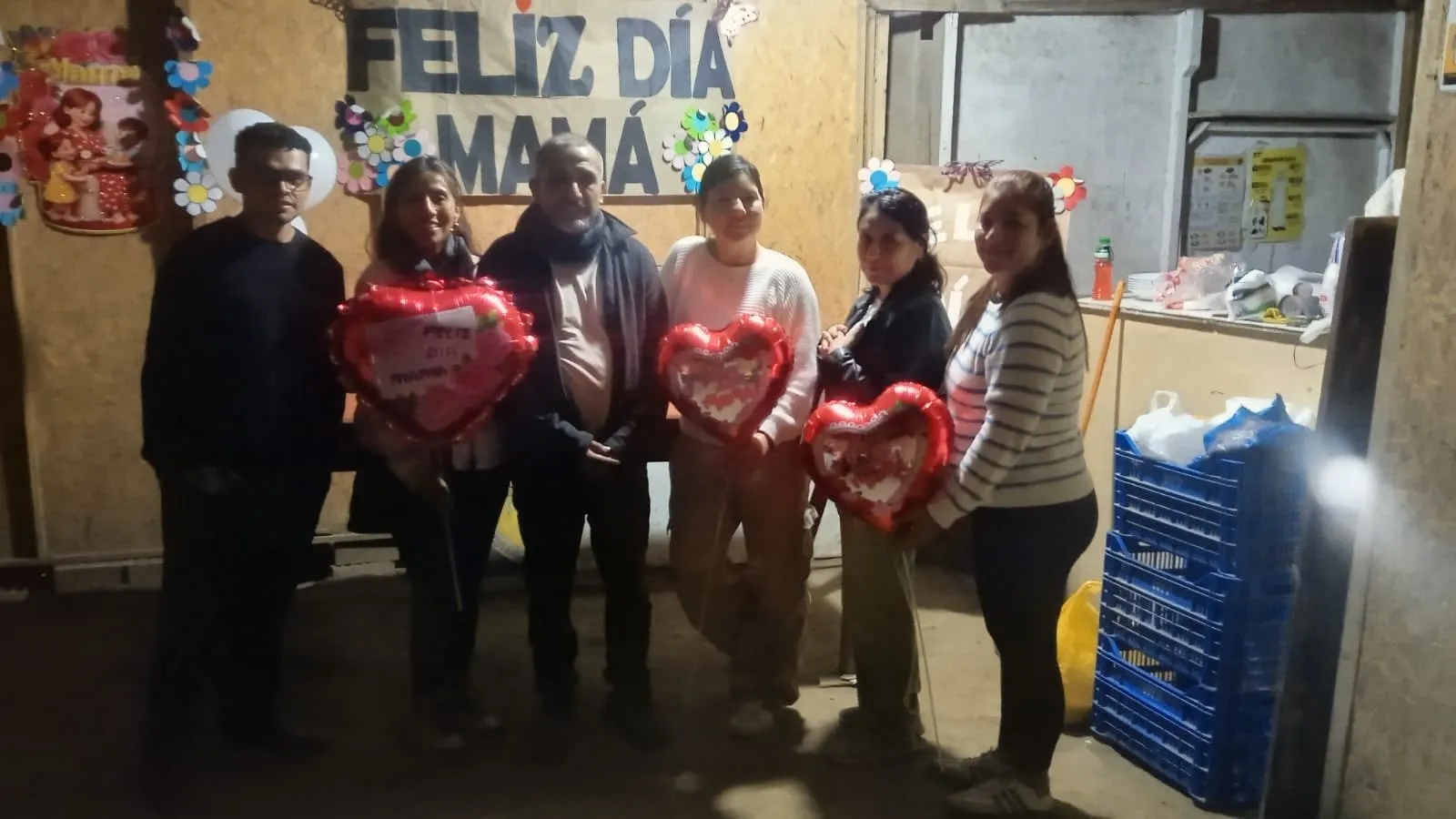 Grupo de la conferencia celebrando el Día de la Madre con globos en forma de corazón, mayo 2026
