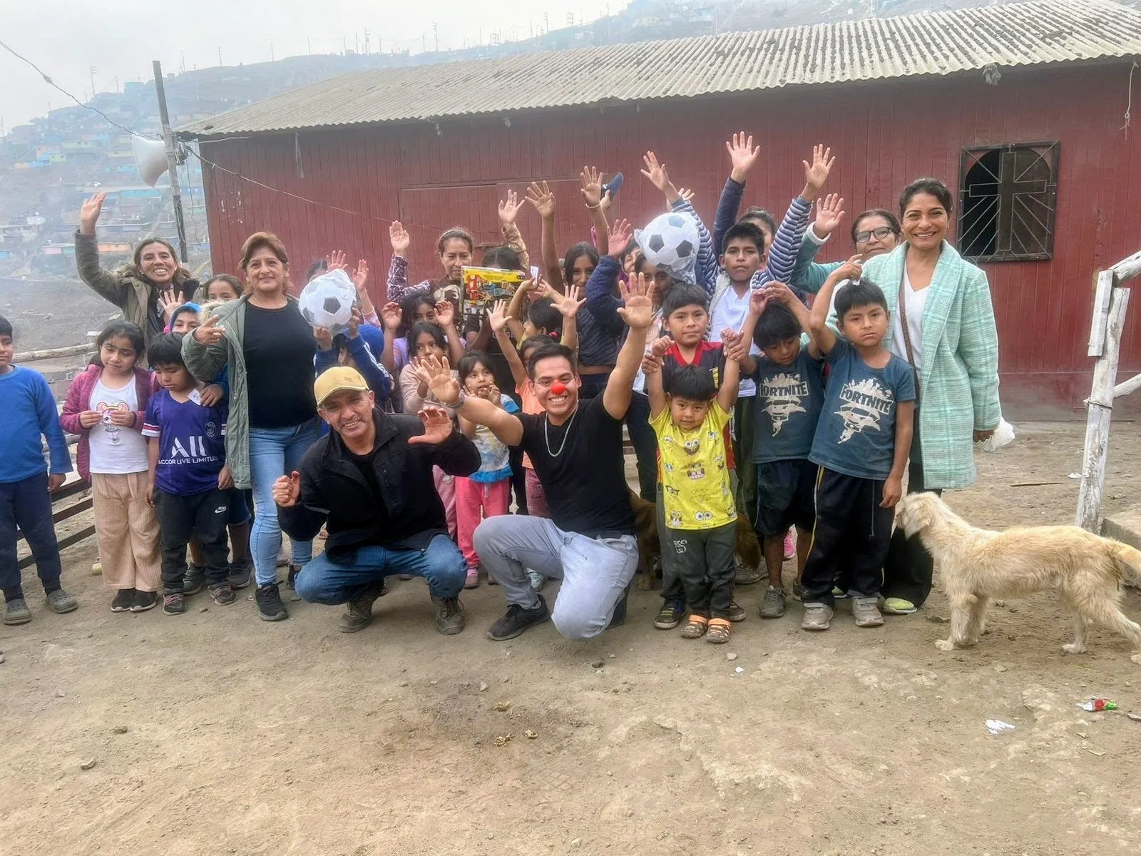 Niños de la comunidad celebrando junto a voluntarios de la Conferencia Santa Rosa de Lima