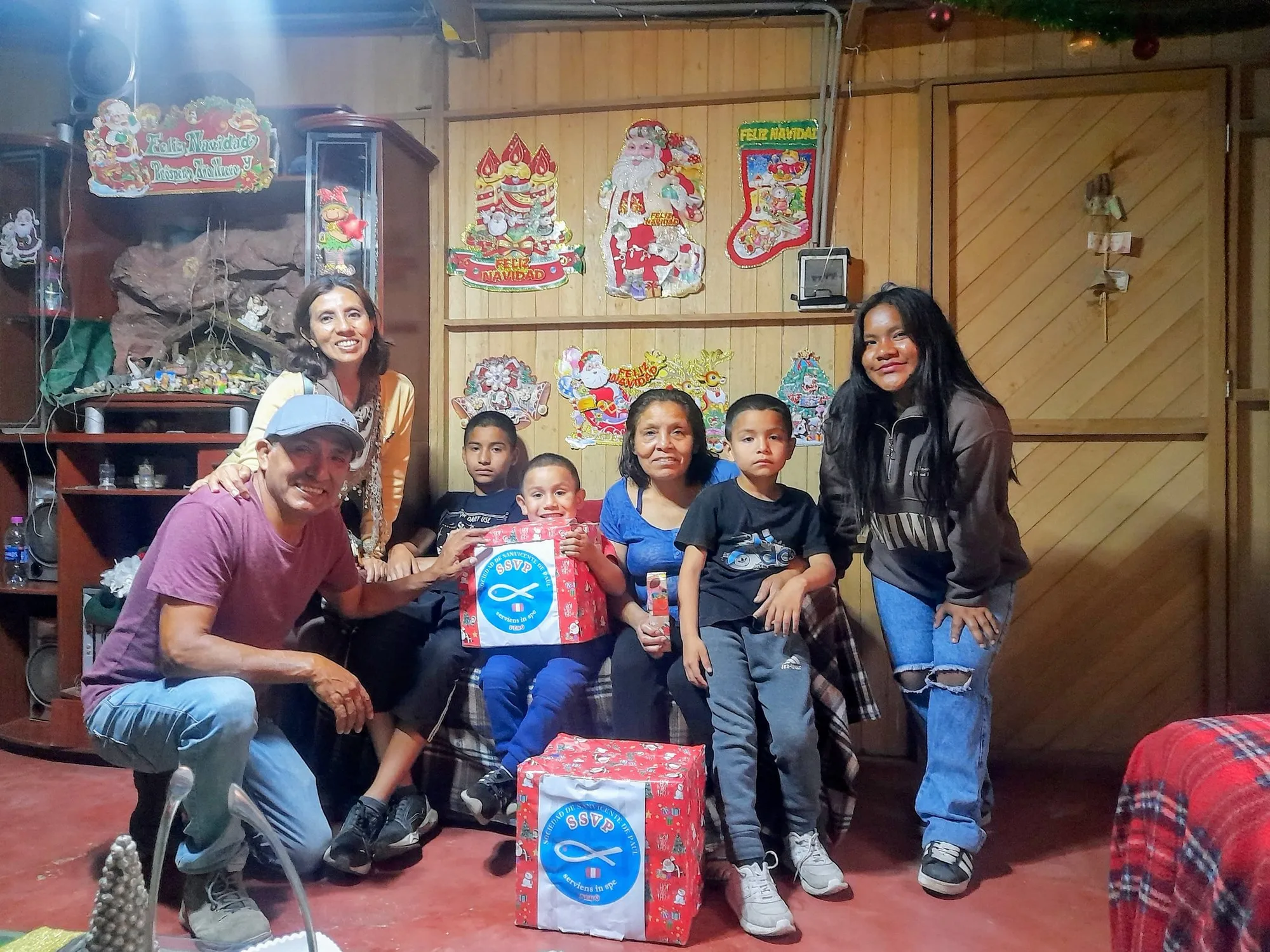 Entrega de regalos en una visita domiciliaria