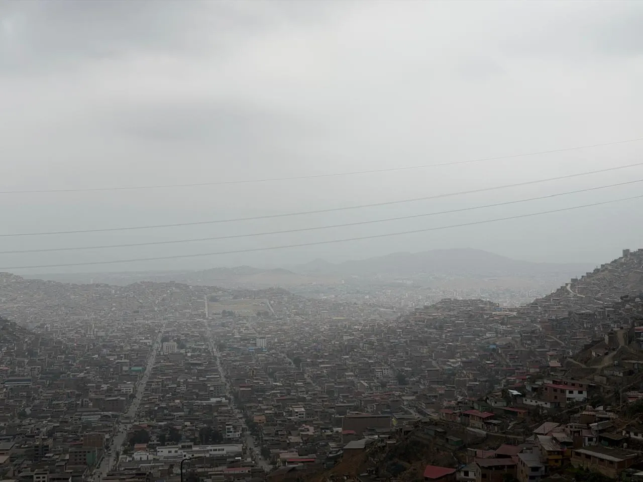 Vista del cerro y la comunidad durante el recorrido de visitas domiciliarias