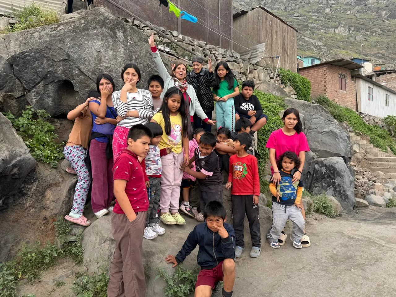 Grupo junto a la abuelita Fanny Flores durante la visita domiciliaria de 2026