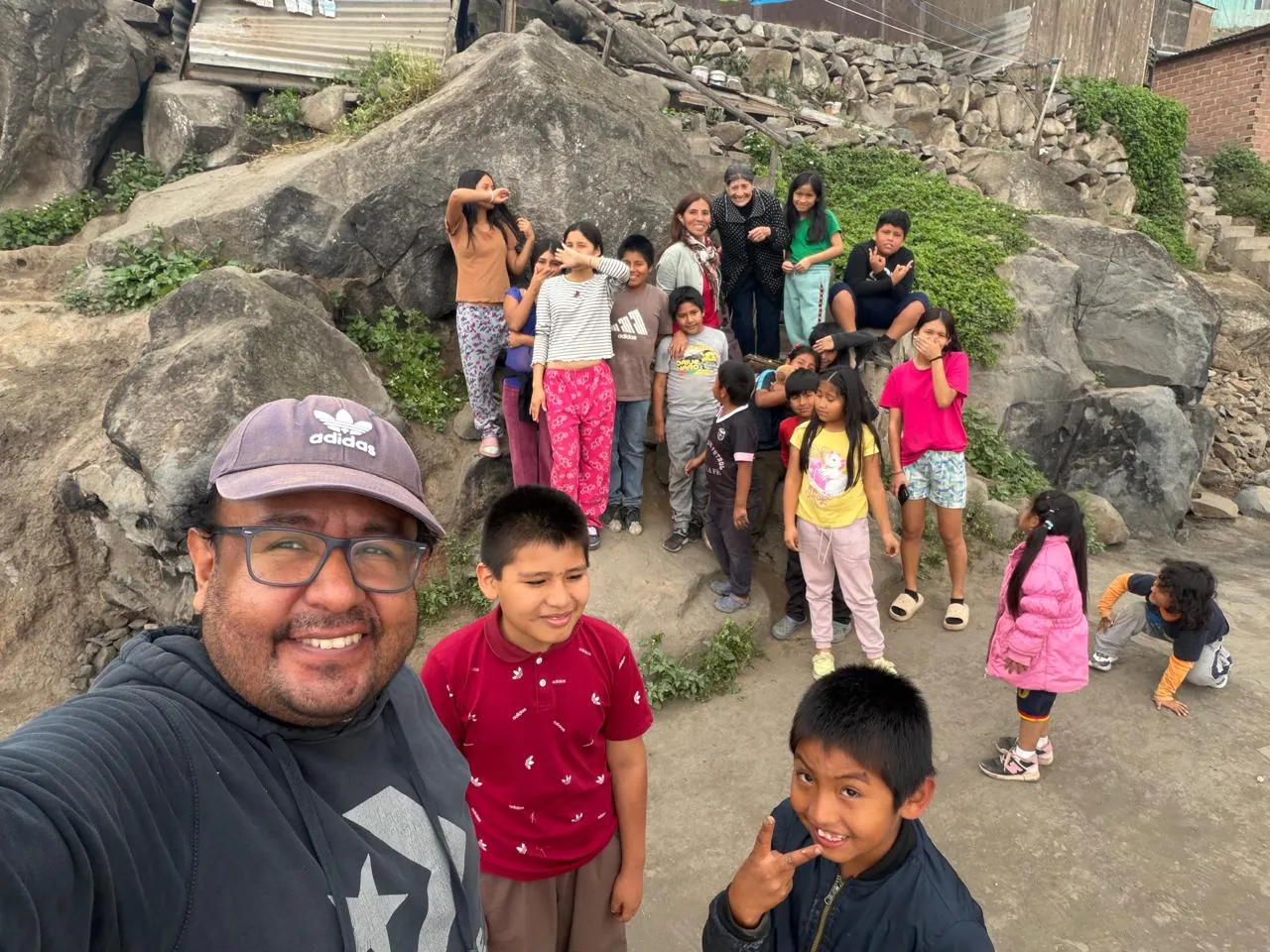 Selfie grupal con niños y vecinos de la comunidad durante la visita domiciliaria