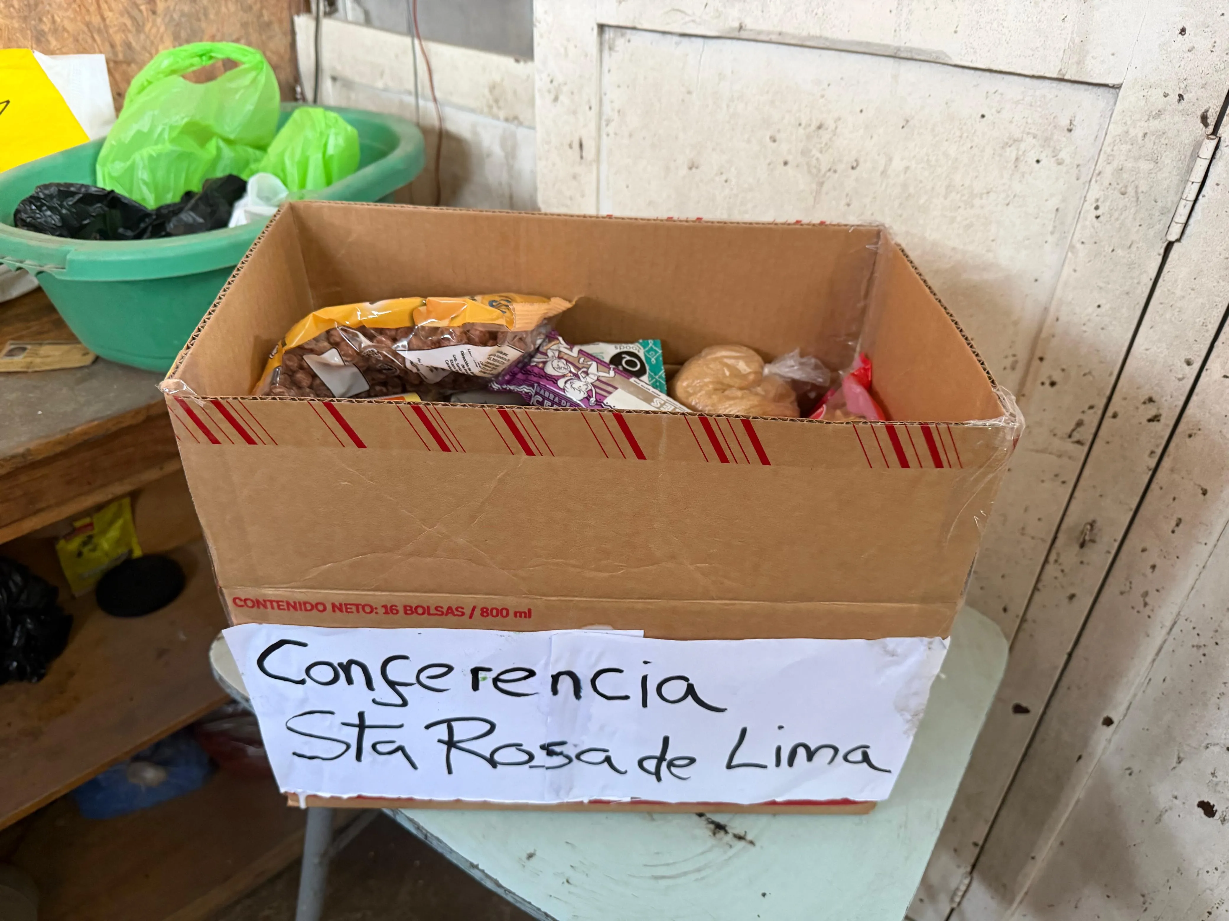 Caja de víveres rotulada "Conferencia Sta Rosa de Lima" lista para entregar